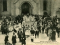 Braine (Aisne) Remise du bouquet provincial (30 juin 1912) Sortie de l'eglise les jeunes filles et le bouquet.jpg